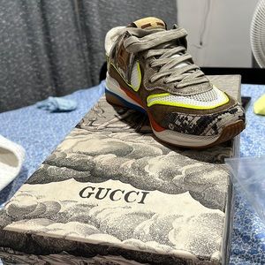 Gucci sneakers size 37 only worn twice